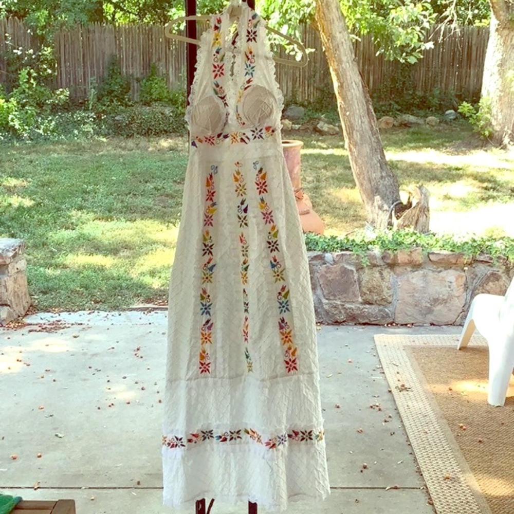 Stunning embroidered dress💐🌺💕❣️